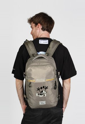 Grauer Rucksack mit einem bedruckten Mickey-Mouse-Design, mehreren verstellbaren Riemen, glatter Textur und gelbem Akzent-Reißverschluss.