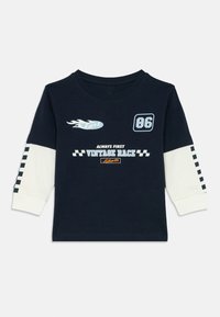 Camiseta de manga longa para toddlers em azul-marinho, com mangas brancas em camadas, riscas à quadrado e texto e gráficos inspirados em corridas na frente.