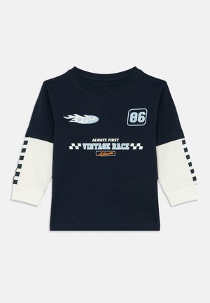 Marineblaues Langarmshirt für Kleinkinder mit weißen, geschichteten Ärmeln, karierten Streifen und rennsportinspiriertem Text sowie Grafiken auf der Vorderseite.