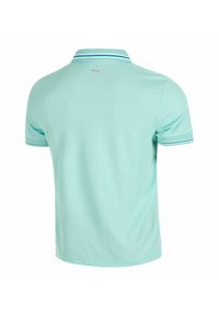 Polo shirt color turchese chiaro con colletto classico, maniche corte e dettagli a righe sulle maniche. Realizzato in tessuto morbido e traspirante.