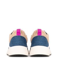 Zapatillas de lona con un interior suave y marrón claro y una pestaña reflectante rosa en el talón. Media suela blanca y suela de goma negra. Vista trasera.