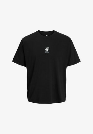 Črna bombažna majica s sproščenim krojem, ki ima majhen grafični dizajn v beli barvi na prsih, ki vključuje leto "1982."