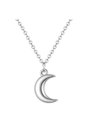Collar de cadena de plata con un colgante de media luna liso, pulido y brillante, colgando de un aro sobre un fondo blanco.