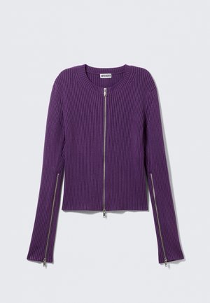 Pull en maille côtelée violette avec fermetures éclair argentées sur le devant et les manches, col rond et manches longues ajustées.