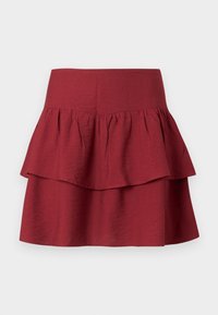 Jupe rouge à volants avec une large ceinture et un détail en tissu froncé, présentée sur un fond gris clair uni.