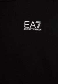 Svart bomull T-skjorte med hvit EA7-logo og teksten "EMPORIO ARMANI". Glatt tekstur med rund hals og korte ermer.