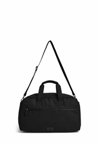 Μαύρη ορθογώνια τσάντα duffel με δύο κοντές λαβές, έναν μακρύ ρυθμιζόμενο ιμάντα ώμου και μία μπροστινή τσέπη με φερμουάρ σε λευκό φόντο.