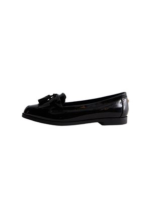 Ballerine in vernice nera con punta arrotondata, dettagli con nappine e tacco basso, caratterizzate da una texture liscia e da sottili dettagli di cucitura.