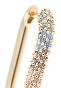 Goldene Creolen mit einem Farbverlauf aus rosa und blauen Edelsteinen, umgeben von goldenen Perlen, mit einer glatten, polierten Oberfläche.