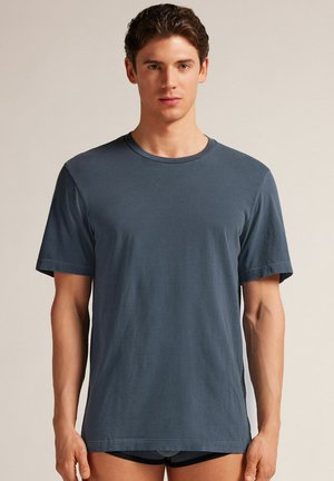 Dunkelblaues Baumwoll-T-Shirt mit kurzen Ärmeln, Rundhalsausschnitt, schlichter Gestaltung und lockerer Passform. Minimale Nähte an den Kanten.