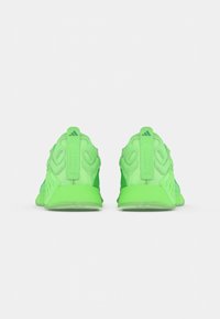 Baskets de sport vert fluo avec une tige en mesh texturé, un talon rembourré et une semelle extérieure en caoutchouc. Comprend une languette de talon marquée et des accents de design complexes.