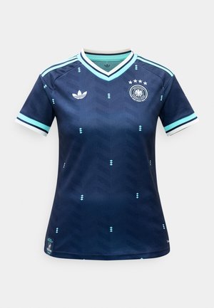 Camiseta de fútbol de Alemania en azul oscuro con detalles en azul claro y blanco, logo de Adidas y cuatro estrellas sobre el escudo de la Asociación de Fútbol de Alemania.