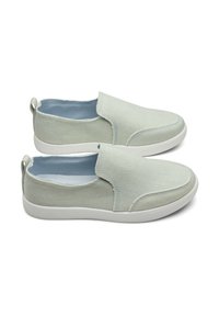 Svijetlozeleni platneni slip-on modeli cipela s bijelim gumeni potplatom, s glatkom teksturom i minimalnim detaljima šivanja, dizajnirani za ležernu upotrebu.