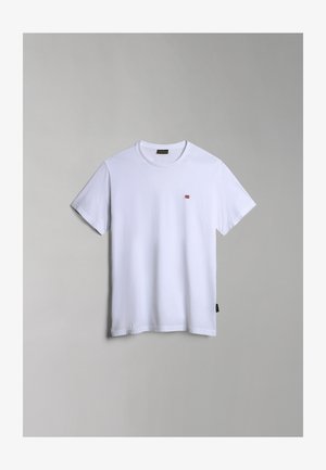 Witte katoenen t-shirt met korte mouwen, ronde hals, voorzien van een klein rood en blauw logo op de linkerkant van de borst en een label aan de zijkant.