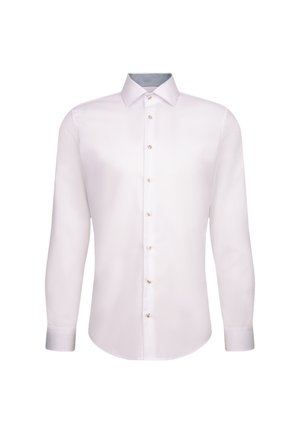 Hvid langærmet skjorte med knapper og spidse kraver samt en-knaps manchetter, vist på en ensfarvet hvid baggrund.