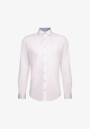 Biała, długosleeveowa koszula zapinana na guziki z zaostrzonym kołnierzykiem i mankietami zapinanymi na jeden guzik, przedstawiona na jednolitym białym tle.