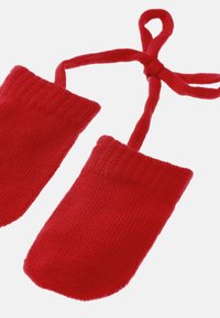 Rote gestrickte Handschuhe mit Rippmuster, versehen mit einem Band am oberen Ende zur Sicherung. Weiche Textur, abgerundete Spitzen und ein einfacher Stil.