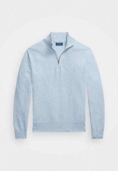 Pull bleu clair en tricot texturé, avec un col zippé, des manches longues et un petit logo sur la poitrine gauche.