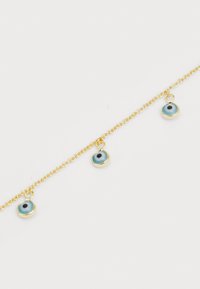 Goldkettchenarmband mit drei blau und schwarz gestalteten, augenförmigen Charms, das über eine glänzende Oberfläche und zarte Glieder verfügt.