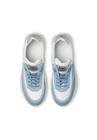 Weiße und hellblaue Sneaker mit einem Obermaterial aus glattem Leder und Wildleder, Schnürdesign, gepolsterter Lasche und einer dicken Gummisohle.