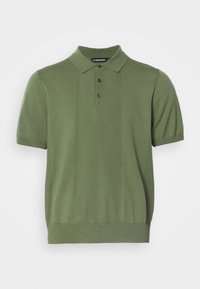 Polo de punto de manga corta en color verde oliva, con cuello acanalado, tres botones y paneles verticales texturizados en la parte delantera.