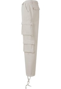 Pantalones cargo beige con múltiples bolsillos laterales, puños ajustables con cordón y un corte recto. Fabricados con un tejido suave de textura lisa.
