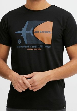 Czarny t-shirt z nadrukiem samolotu i brązowym akcentem oraz tekstem "AIR EXPRESS" i "RETRO AIRLINE // FIRST CLASS TRANSIT."