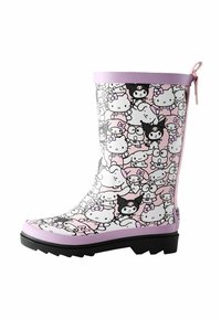 Kalosze w motywie Hello Kitty z białą powierzchnią, czarno-różowymi postaciami z kreskówek, fioletowymi akcentami i teksturowaną czarną podeszwą.