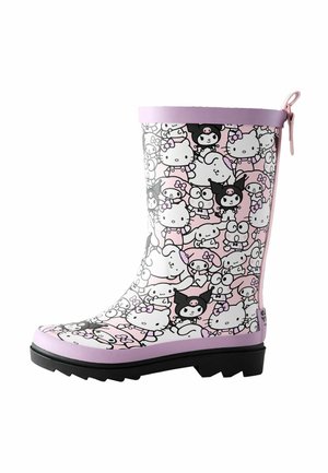 Botičky do deště s motivem Hello Kitty, které mají bílý povrch s černými a růžovými kreslenými postavičkami, fialovými akcenty a texturovanou černou podrážkou.