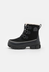 Sorte vantettette støvler med suede-overdel, faux pelsfor, tre snøring hull-system, tykk gummisåle, og kontrasterende hvit trim.