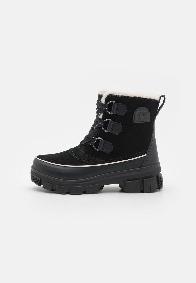 Sorte vantettette støvler med suede-overdel, faux pelsfor, tre snøring hull-system, tykk gummisåle, og kontrasterende hvit trim.
