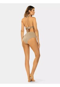 Beżowy dwuczęściowy kostium kąpielowy z topem na szyję i wysokim stanem. Gładka faktura i minimalistyczny design, bez wzorów czy ozdób.
