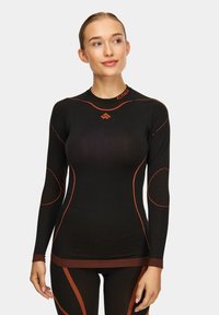 Czarna, długorękawowa warstwa podstawowa z pomarańczowymi akcentami. Posiada dopasowany krój, teksturowane łaty na łokciach oraz okrągły dekolt. Lekka i elastyczna.