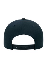 Căciulă de baseball neagră cu margine plată, textură din țesătură, închidere ajustabilă cu capse și orificii de ventilație pe spate.