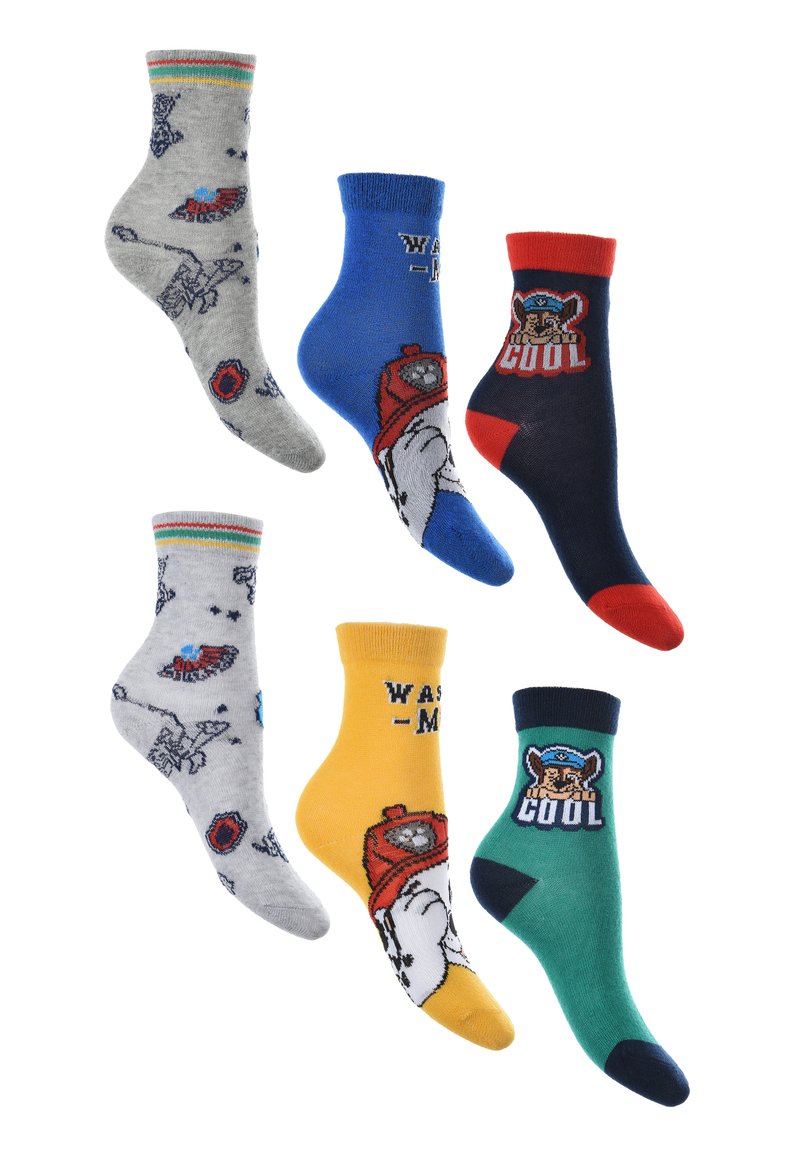 Sechs Paare farbenfroher Socken mit verschiedenen Mustern: grau mit Flugzeugmotiven, blau, rot, marineblau mit Charakteren, gelb mit Text und grünen Akzenten.