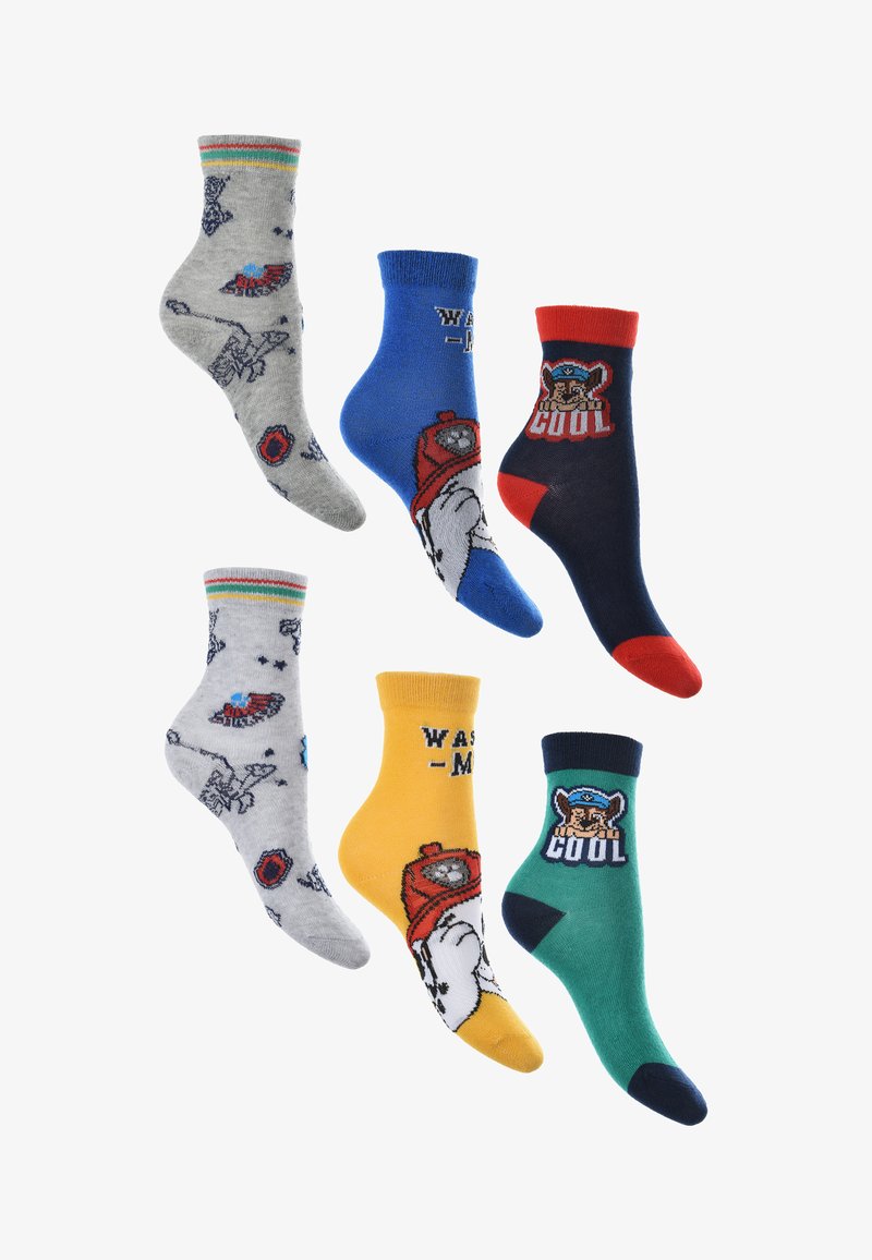 Seis pares de calcetines coloridos con diversos patrones: gris con diseños de aviones, azul, rojo, marino con personajes, amarillo con texto y acentos verdes.