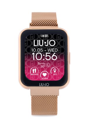 Smartwatch con quadrante quadrato, cinturino in rete metallica color oro e display digitale colorato che mostra ora, data e dati sulla salute.