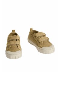 Sneaker in canvas color sabbia con doppi cinturini in Velcro, suole in gomma bianca e una punta testurizzata. Design arrotondato per comfort e facilità di calzata.