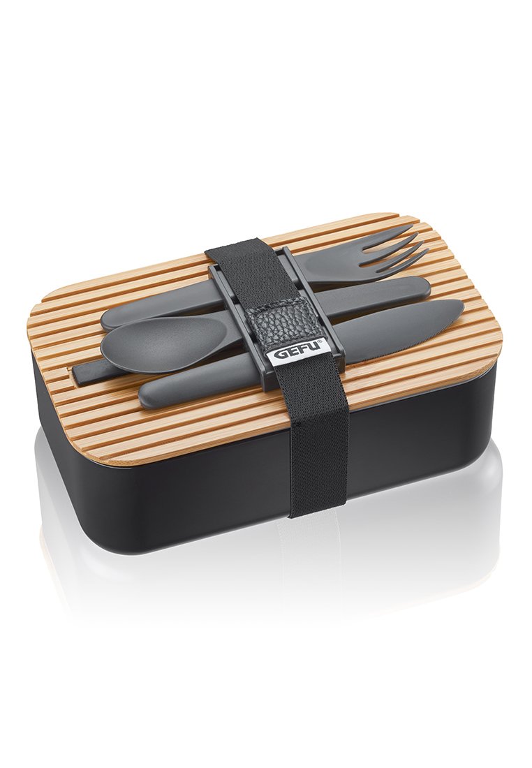 Schwarze rechteckige Lunchbox mit einem Bambusdeckel, ausgestattet mit einem schwarzen elastischen Band und enthaltenem Besteck: Gabel, Messer und Löffel.