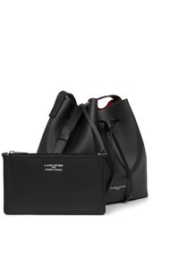 Borsa a secchiello nera in pelle con chiusura a coulisse, accompagnata da un pratico pochette rettangolare con zip coordinata. Branding "Lancaster" su entrambi gli articoli.