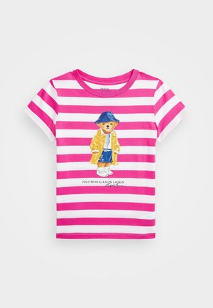 Chemise à manches courtes pour enfant avec des rayures horizontales roses et blanches et un ours portant un manteau jaune, un chapeau bleu et des bottes imprimés sur le devant.