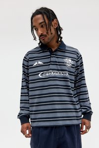 Polo de manga longa às riscas azul marinho e azul claro, com colarinho clássico e detalhe de logótipo no peito, feito de material de algodão macio.