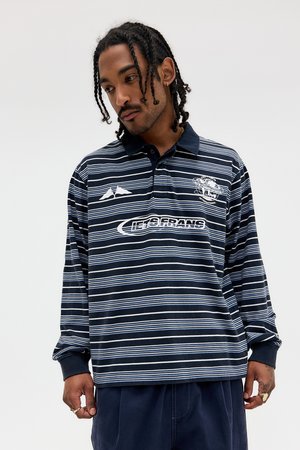 Polo de manga longa às riscas azul marinho e azul claro, com colarinho clássico e detalhe de logótipo no peito, feito de material de algodão macio.