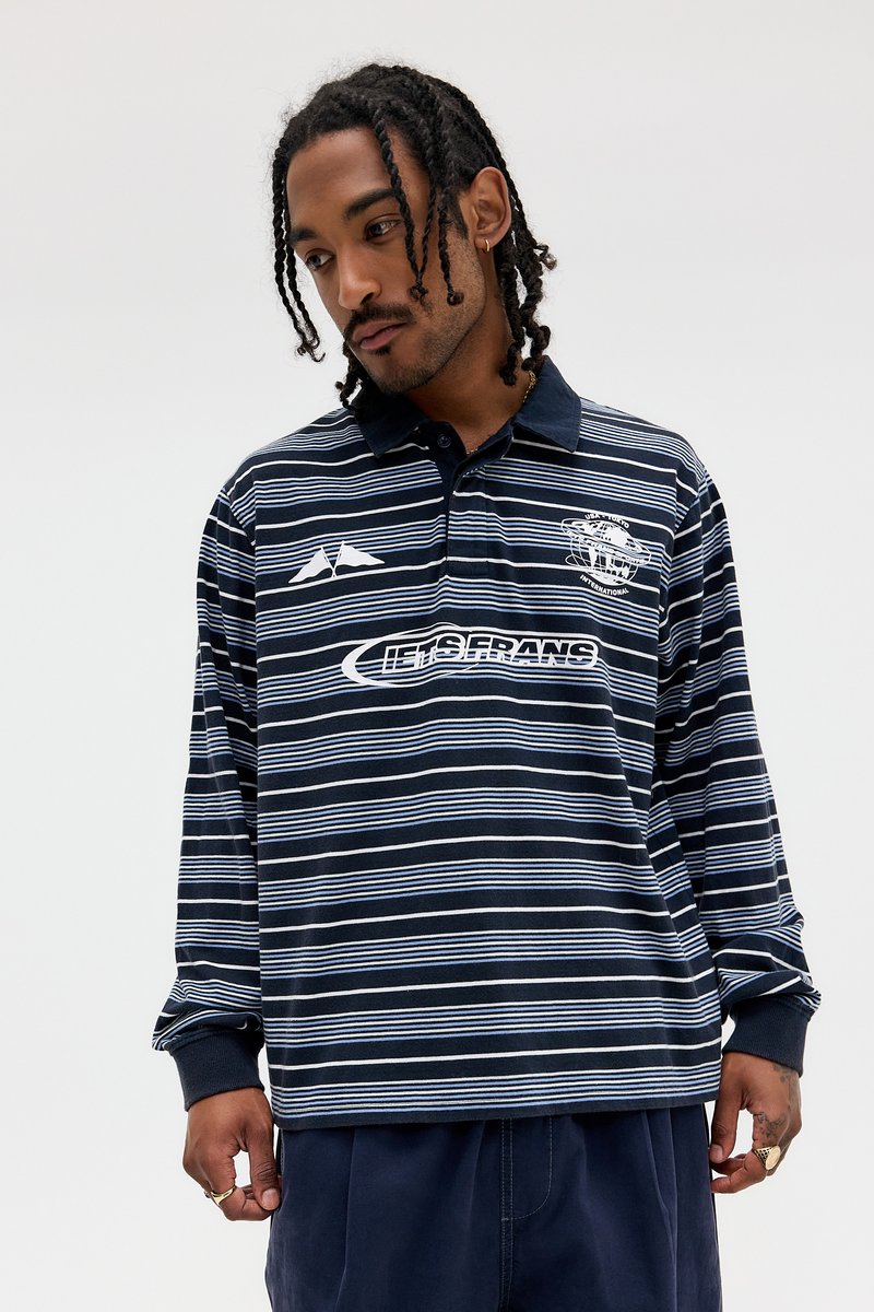 Polo de manga longa às riscas azul marinho e azul claro, com colarinho clássico e detalhe de logótipo no peito, feito de material de algodão macio.