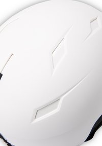 Witte fietshelm met aerodynamisch design, voorzien van ventilatieopeningen en een gladde oppervlaktestructuur. Zwarte accenten langs de rand.