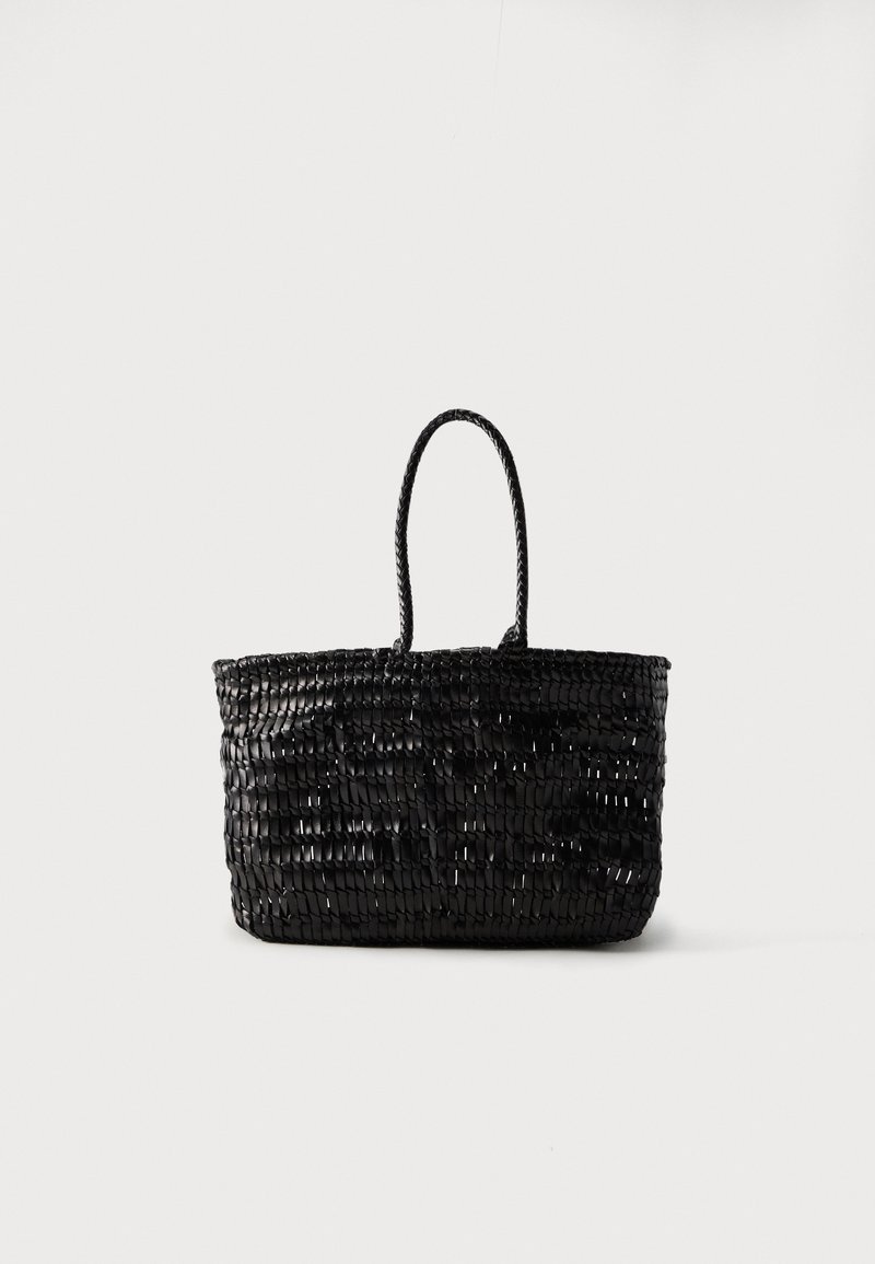 Μαύρη υφασμάτινη δερμάτινη τσάντα tote με δύο στρογγυλεμένες λαβές, όρθια σε λευκό φόντο.