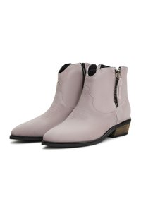 Botine gri deschis din piele, cu vârfuri ascuțite, fermoare laterale și accente texturate. Tocuri joase din lemn, cu un design compact. Finisaj neted.