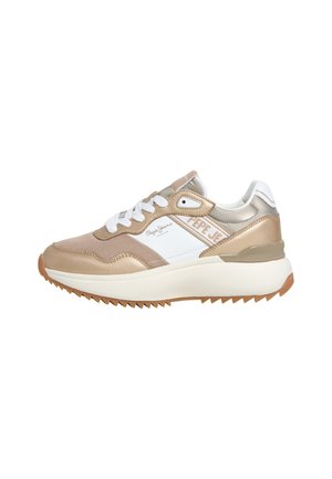 Lichtgouden en witte sneaker met een gestructureerd oppervlak, voorzien van een dikke zool en een logo op de zijkant. Zijaanzicht tegen een witte achtergrond.