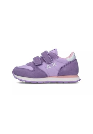 Sneakers viola con strappi in velcro, realizzati con un mix di materiali sintetici e camoscio, con un accento bianco sul tallone e una suola testurizzata.