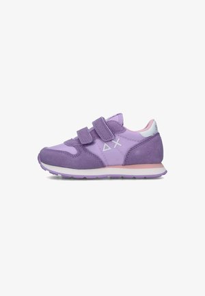 Sneakers viola con strappi in velcro, realizzati con un mix di materiali sintetici e camoscio, con un accento bianco sul tallone e una suola testurizzata.